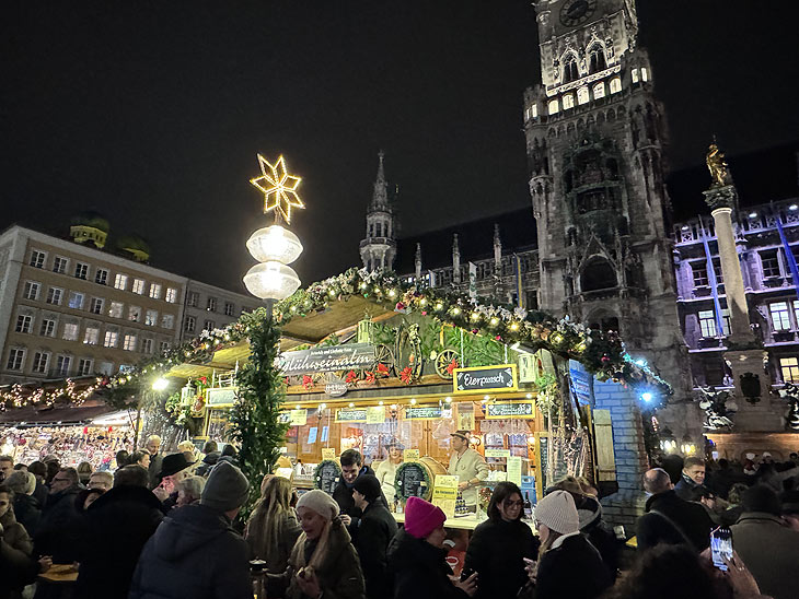 Bio-Glühweinalm Haas 2024 wieder auf dem Marienplatz (©Foto:Martin Schmitz)